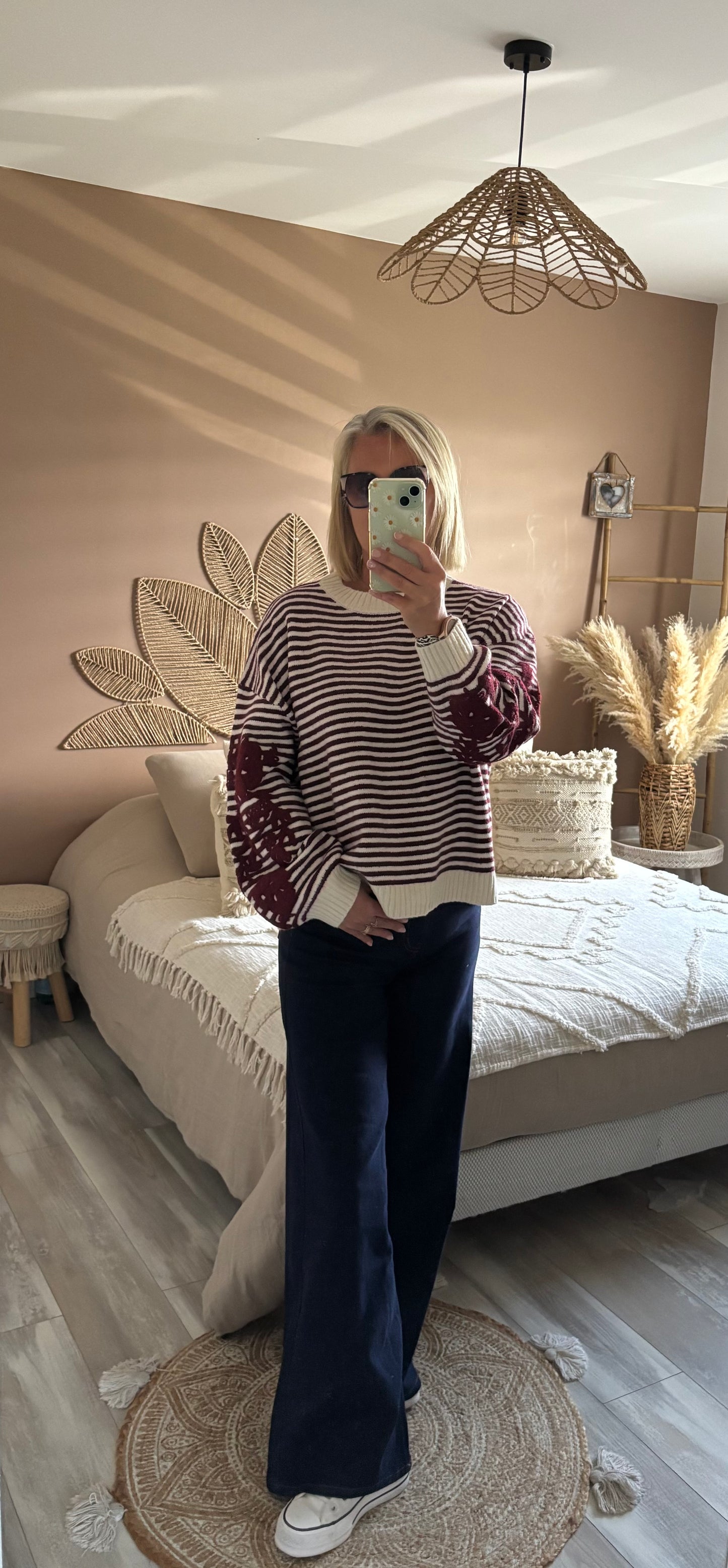 PULL RAYE AVEC BRODERIE BORDEAUX