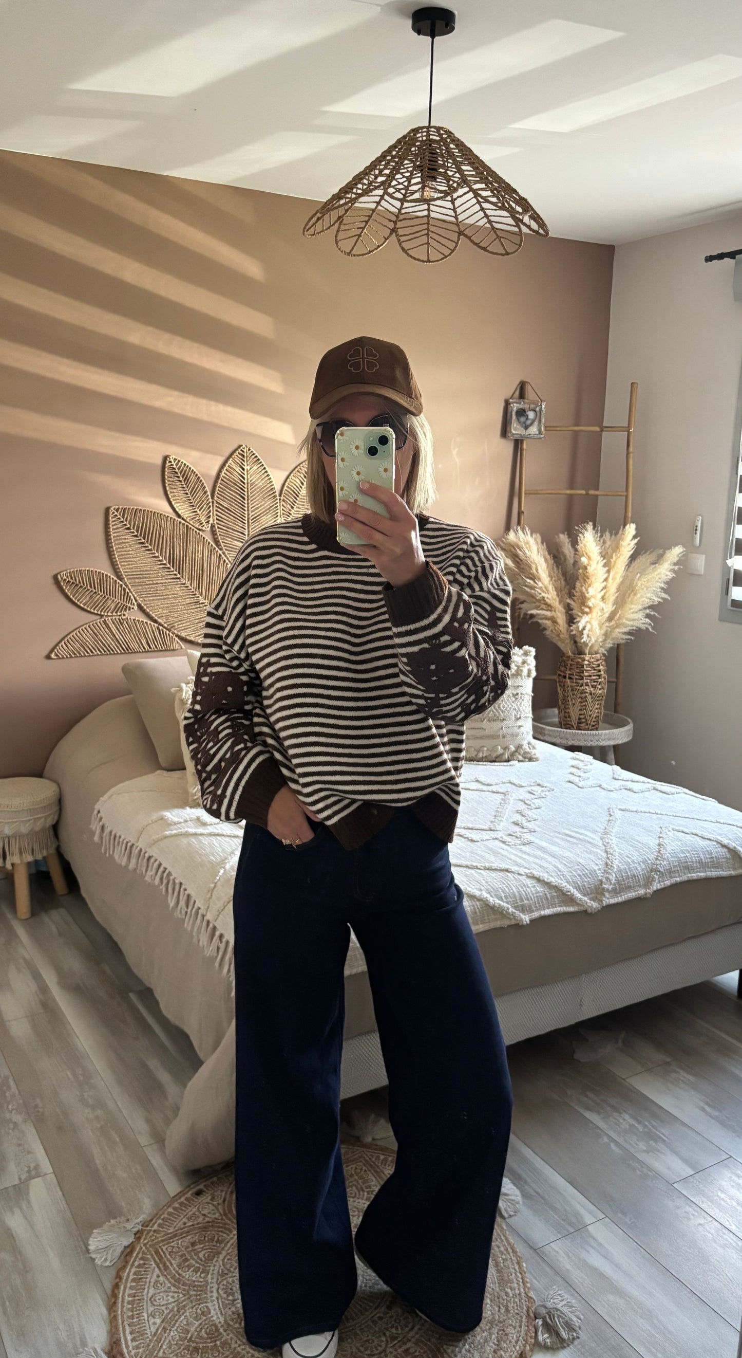 PULL RAYE AVEC BRODERIE CHOCOLAT