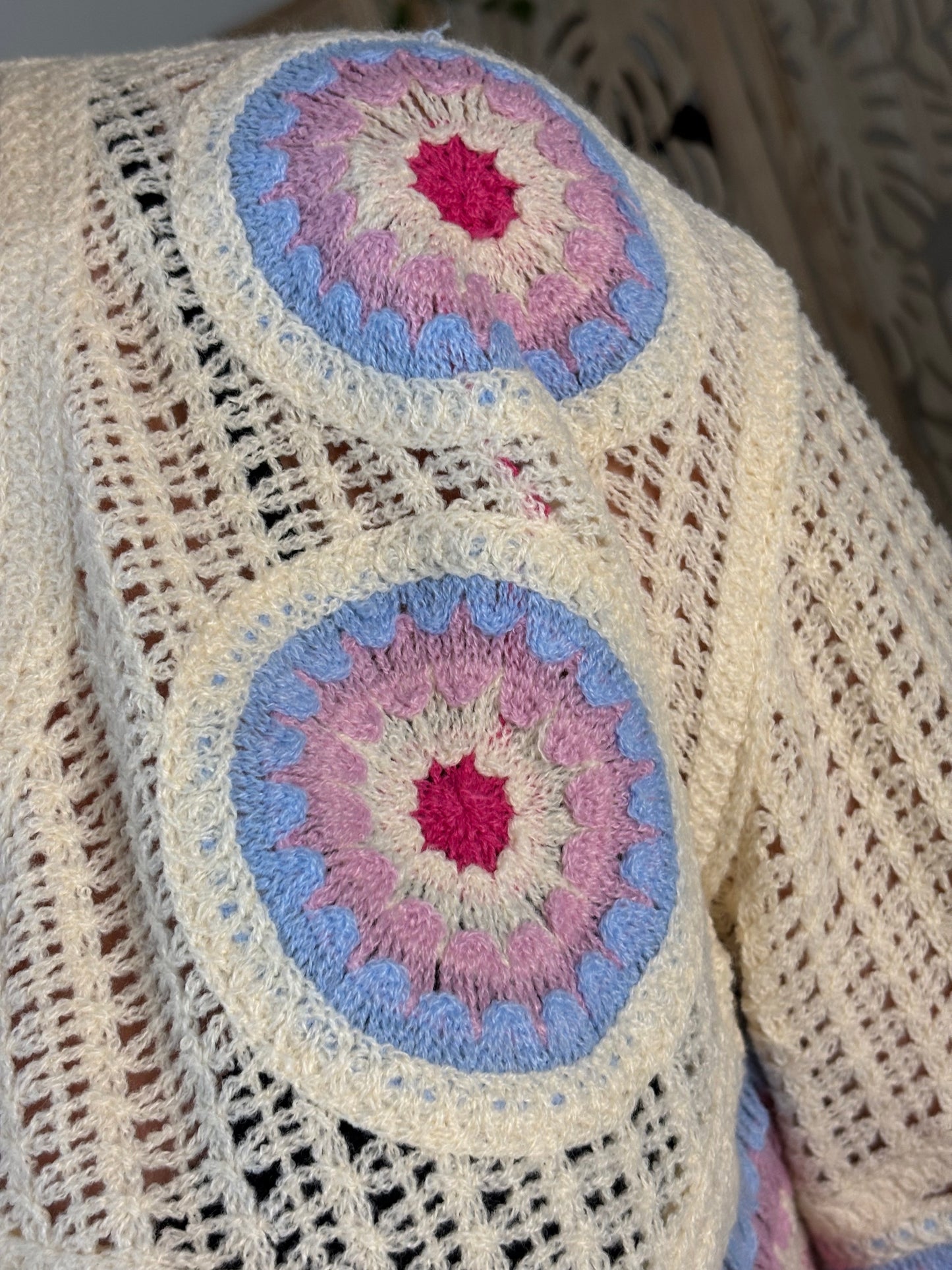 PULL CROCHET ROSE GRECE