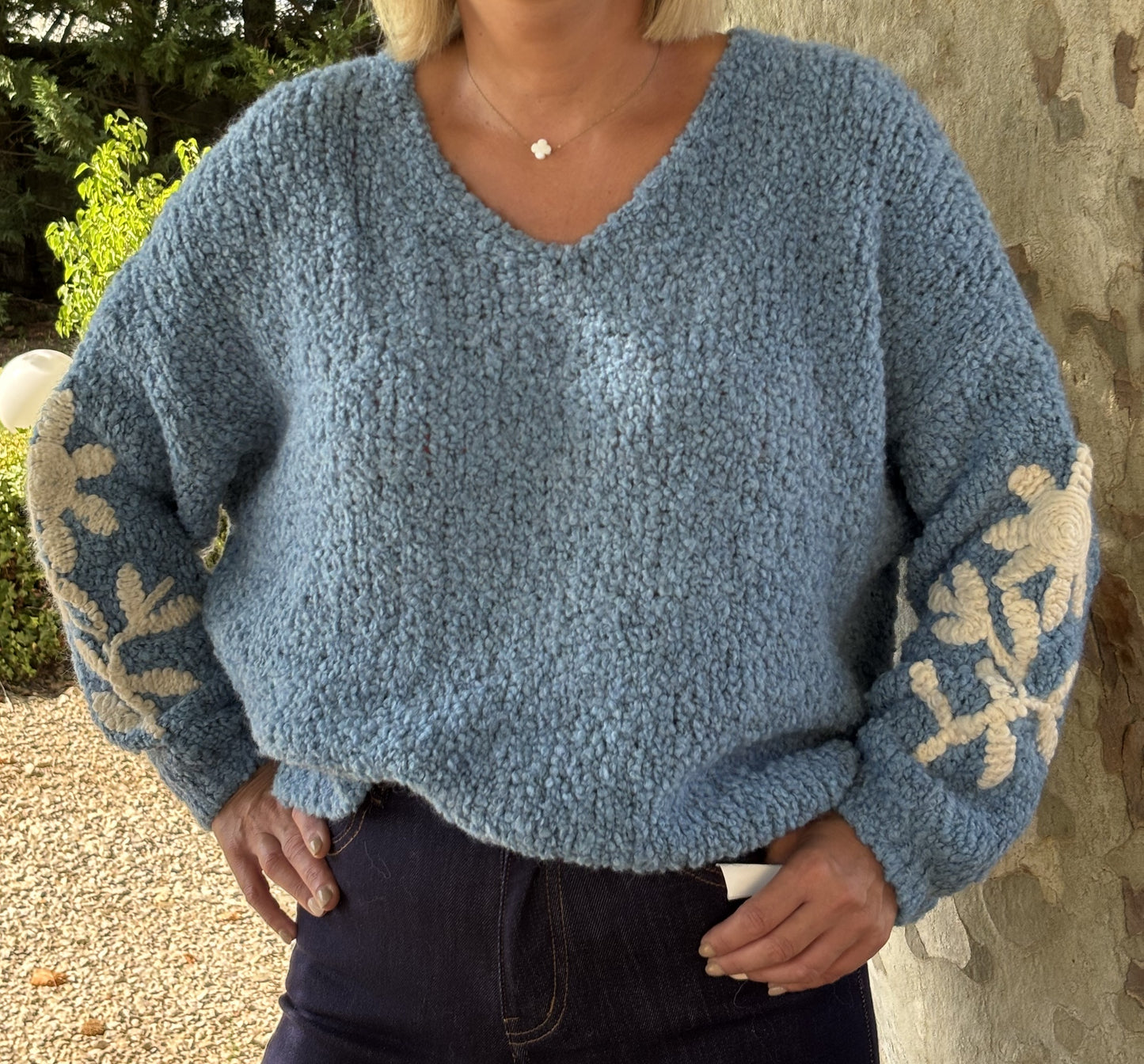 PULL AVEC BRODERIE BLEU