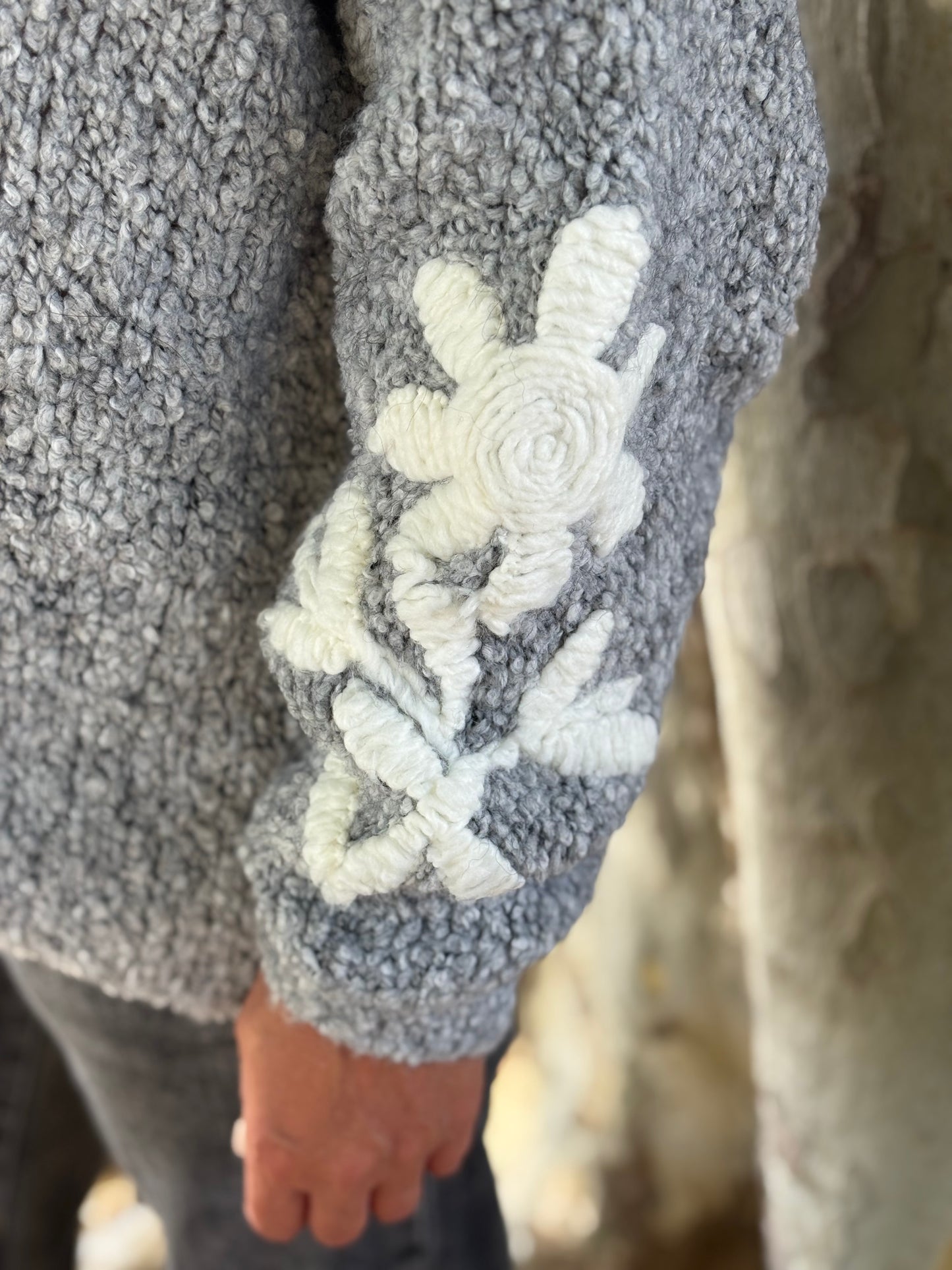 PULL AVEC BRODERIE GRIS CLAIR