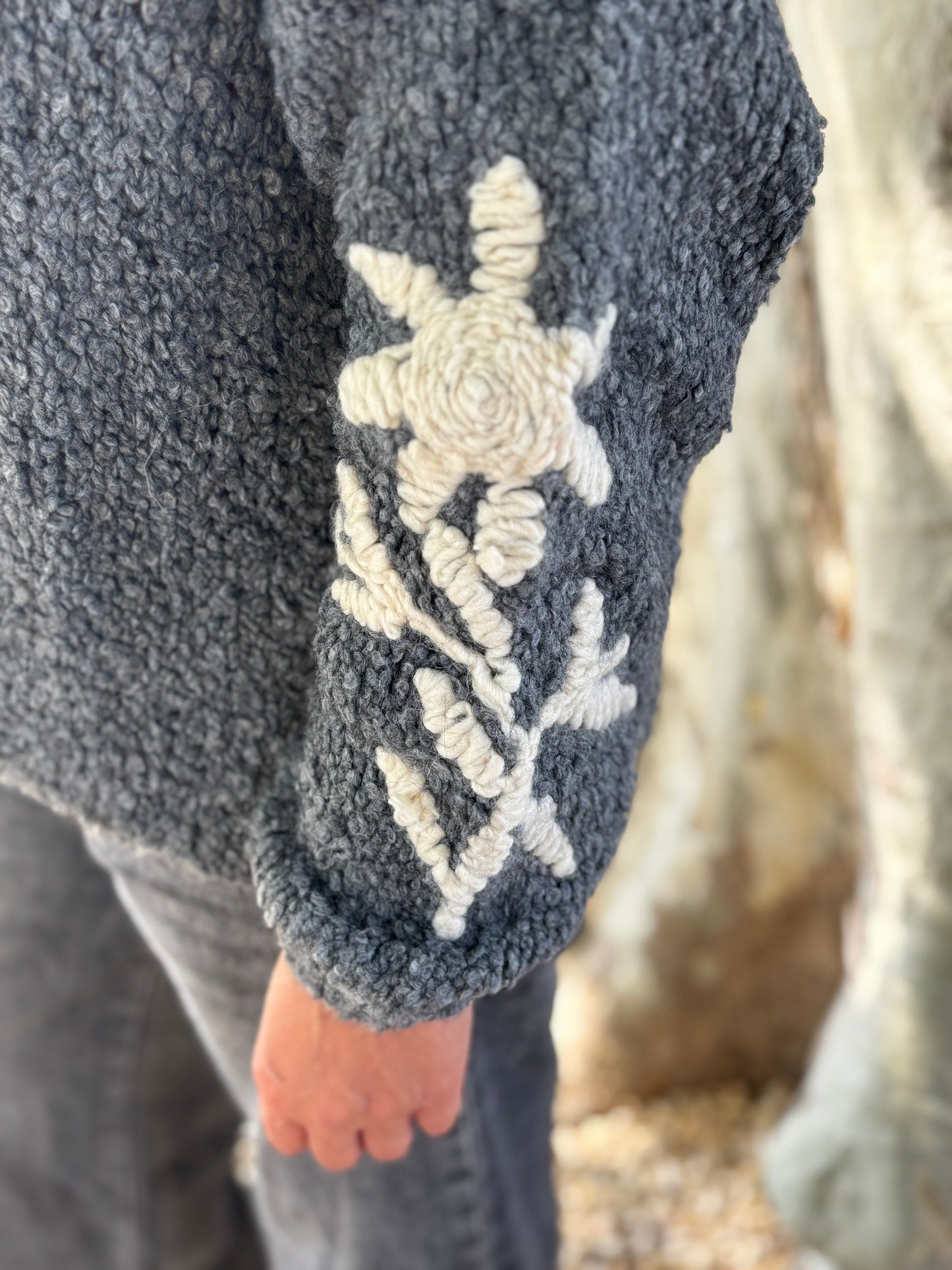 PULL AVEC BRODERIE GRIS FONCE