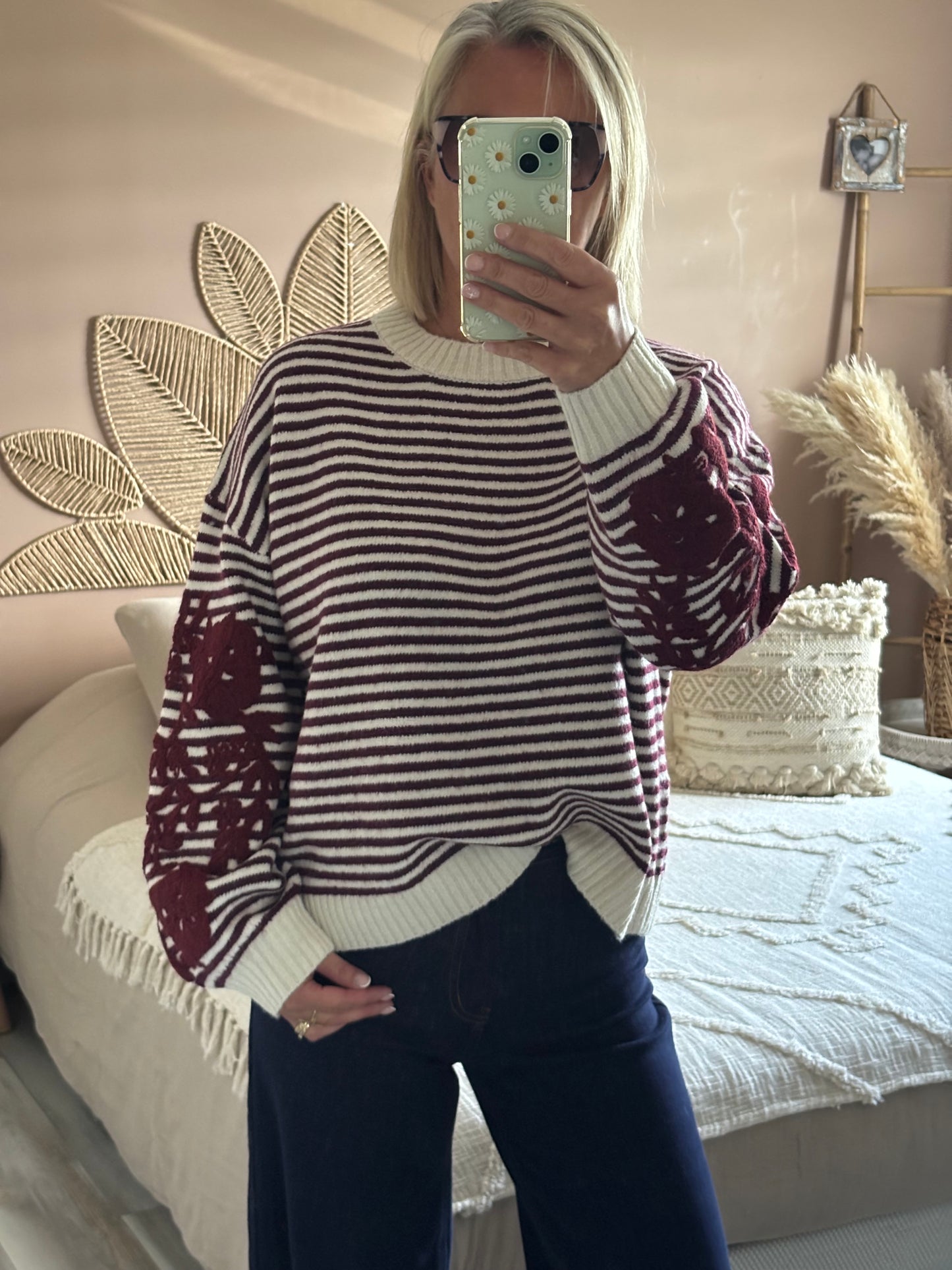 PULL RAYE AVEC BRODERIE BORDEAUX