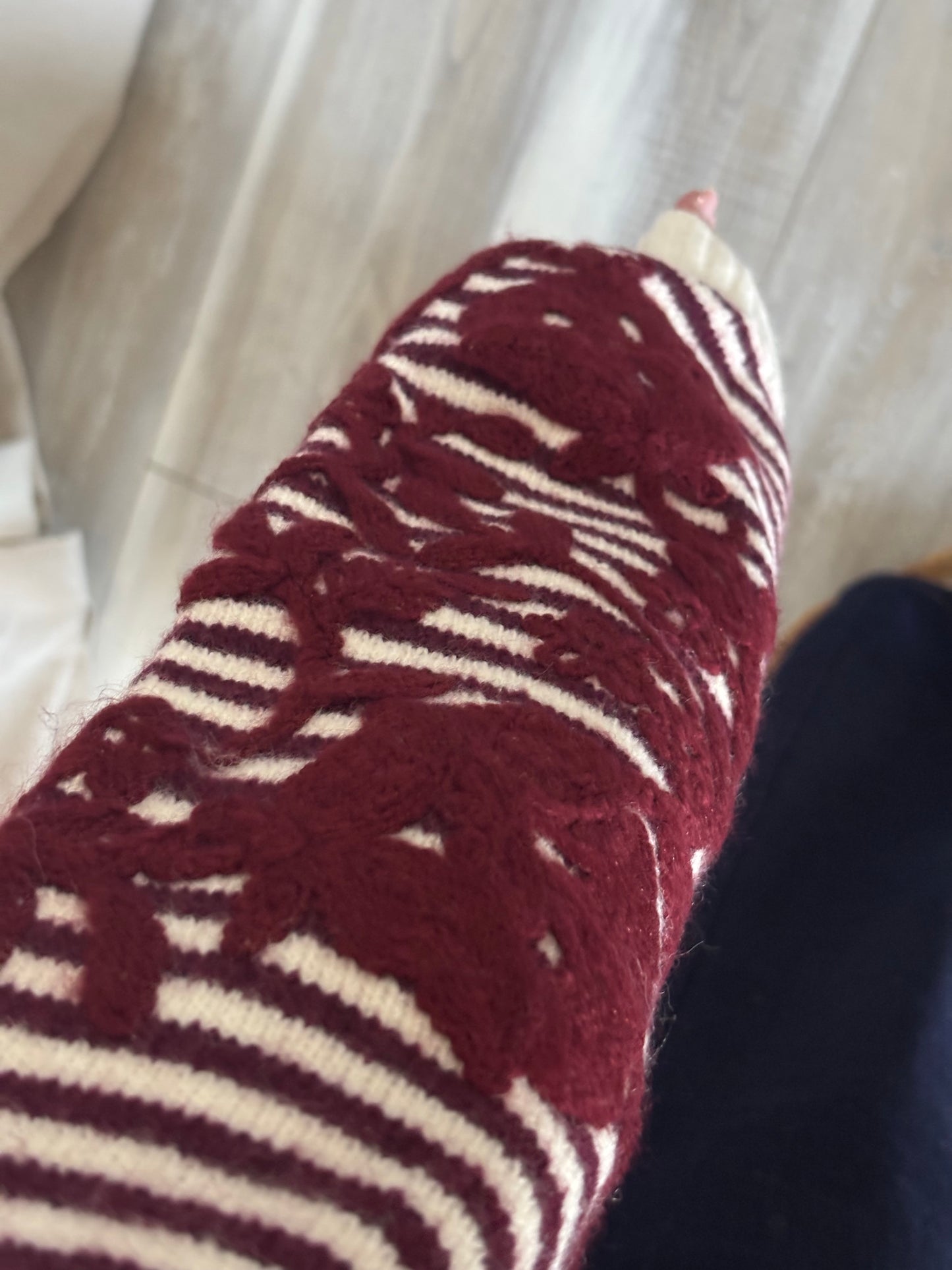 PULL RAYE AVEC BRODERIE BORDEAUX