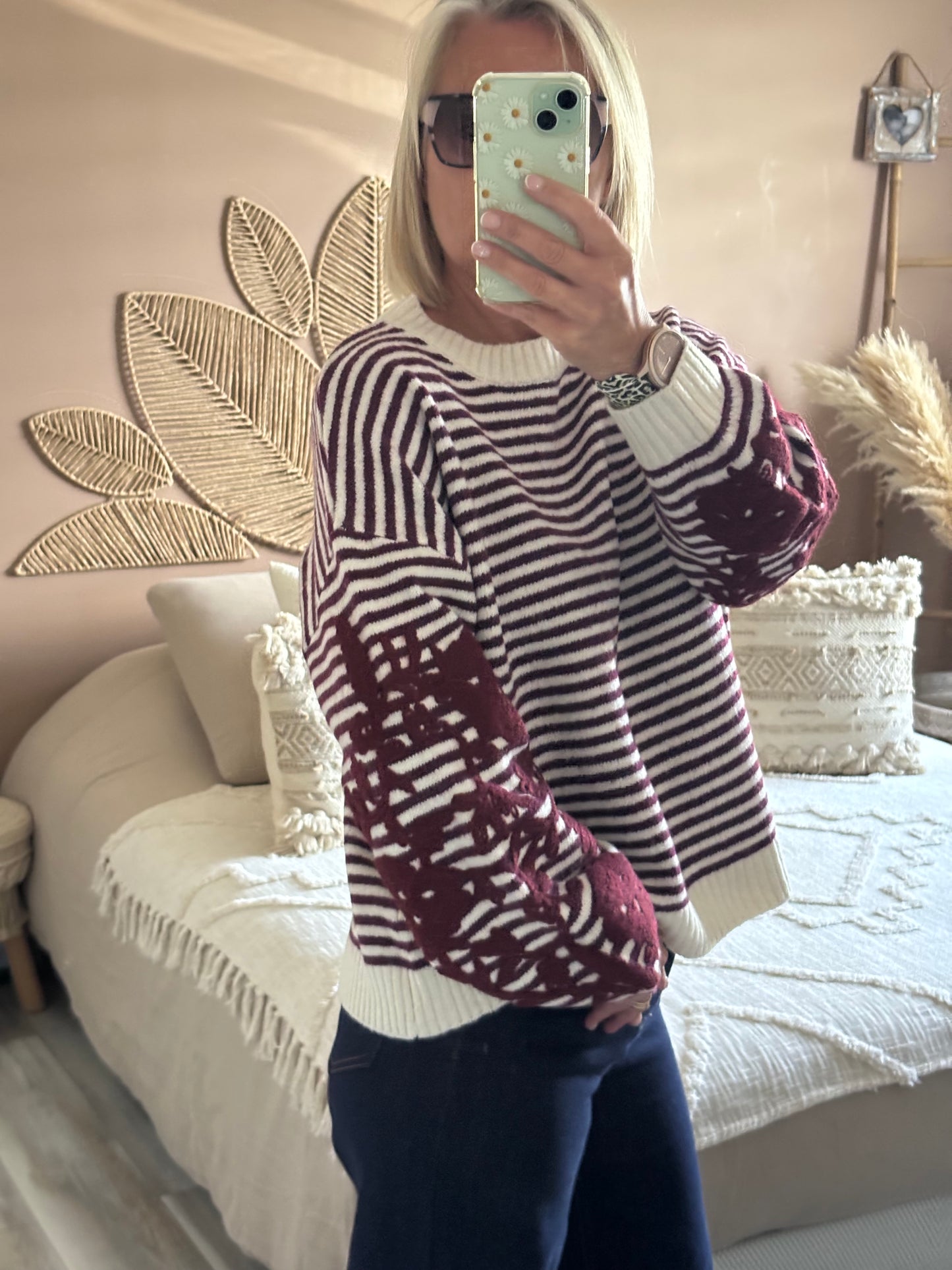 PULL RAYE AVEC BRODERIE BORDEAUX