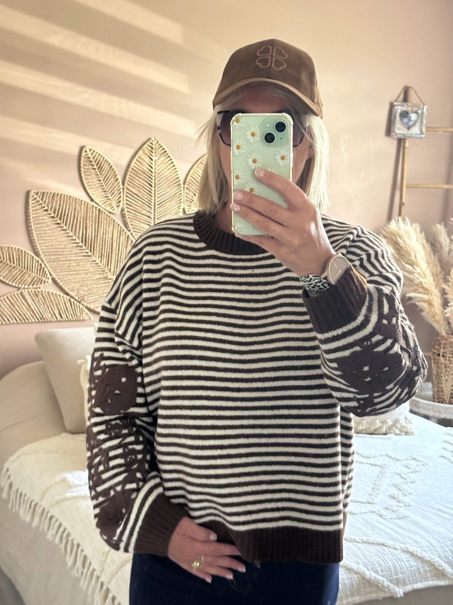 PULL RAYE AVEC BRODERIE CHOCOLAT