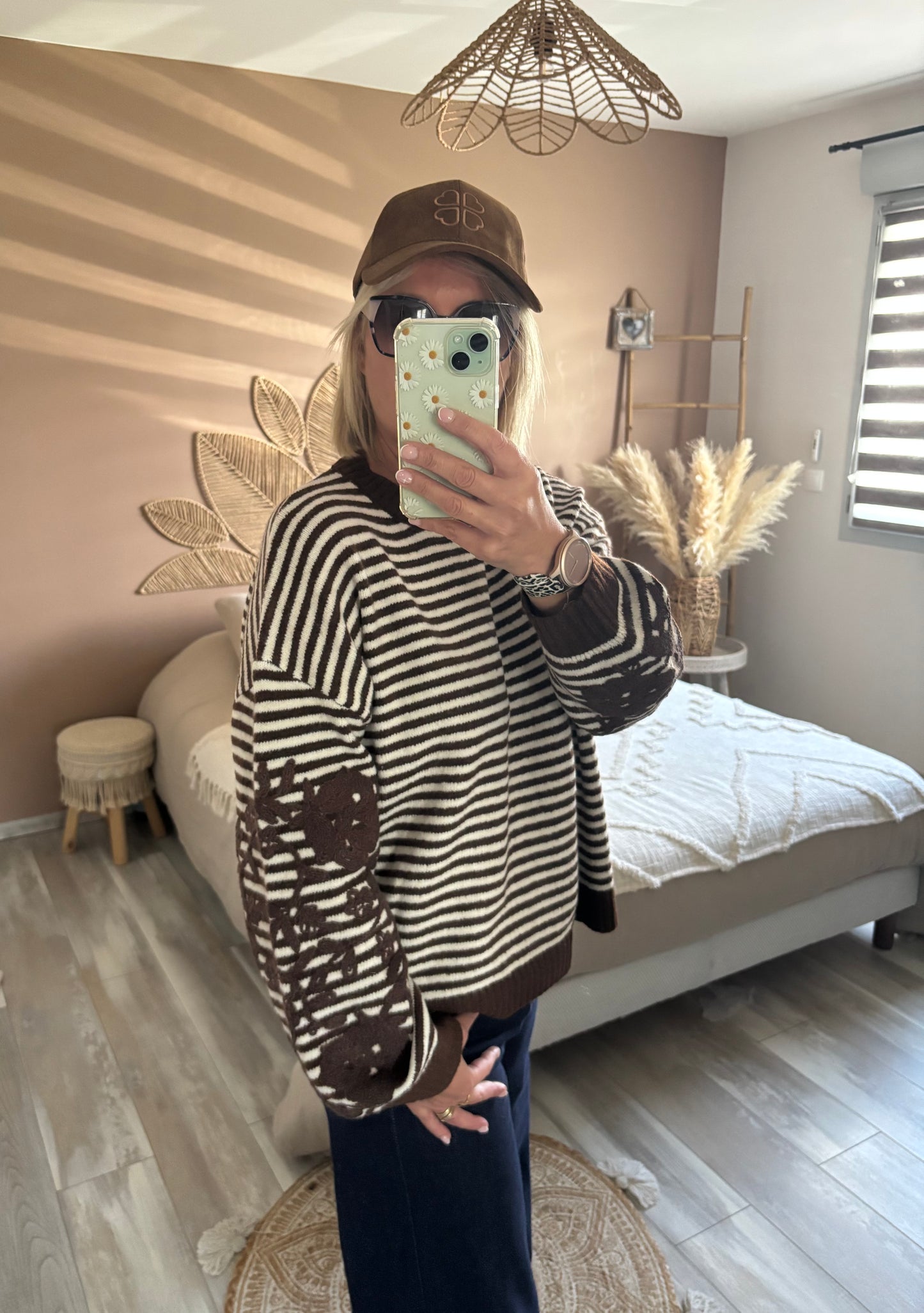 PULL RAYE AVEC BRODERIE CHOCOLAT