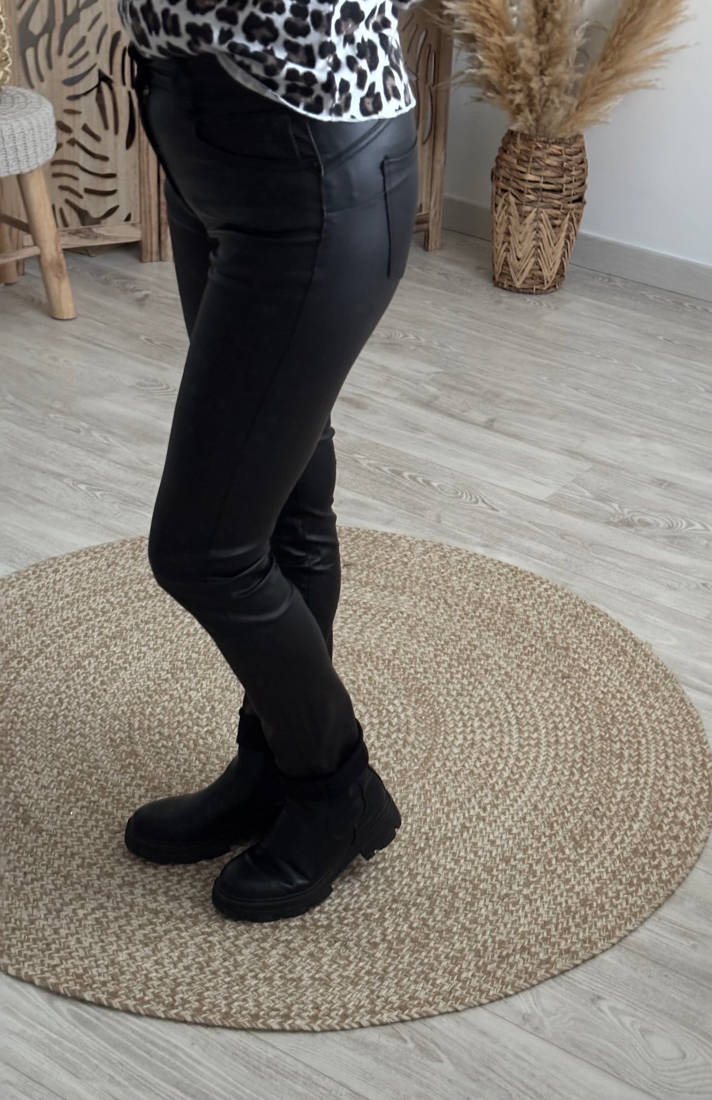 PANTALON SIMILI NOIR DROIT