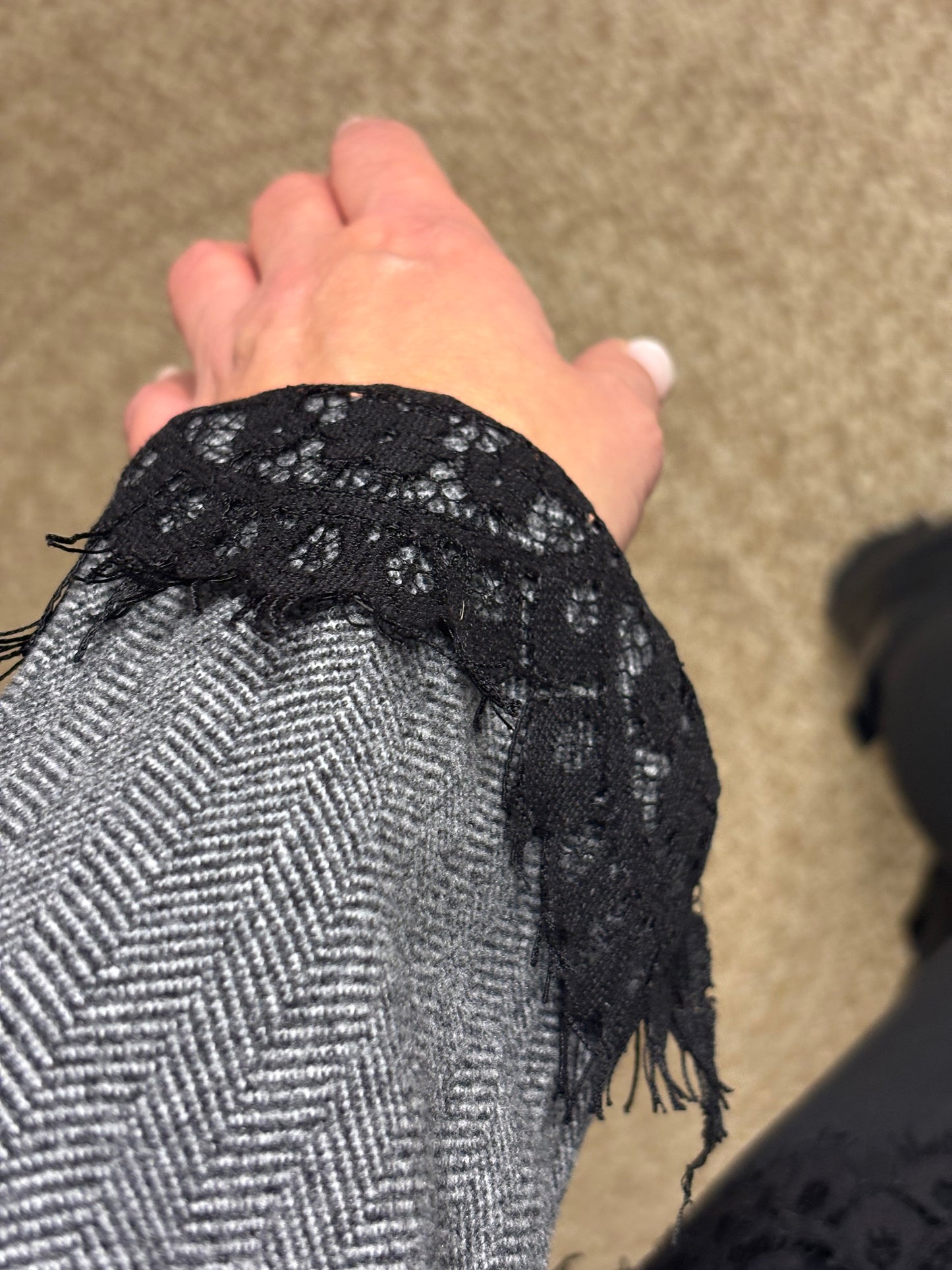 VESTE GRISE A DENTELLE