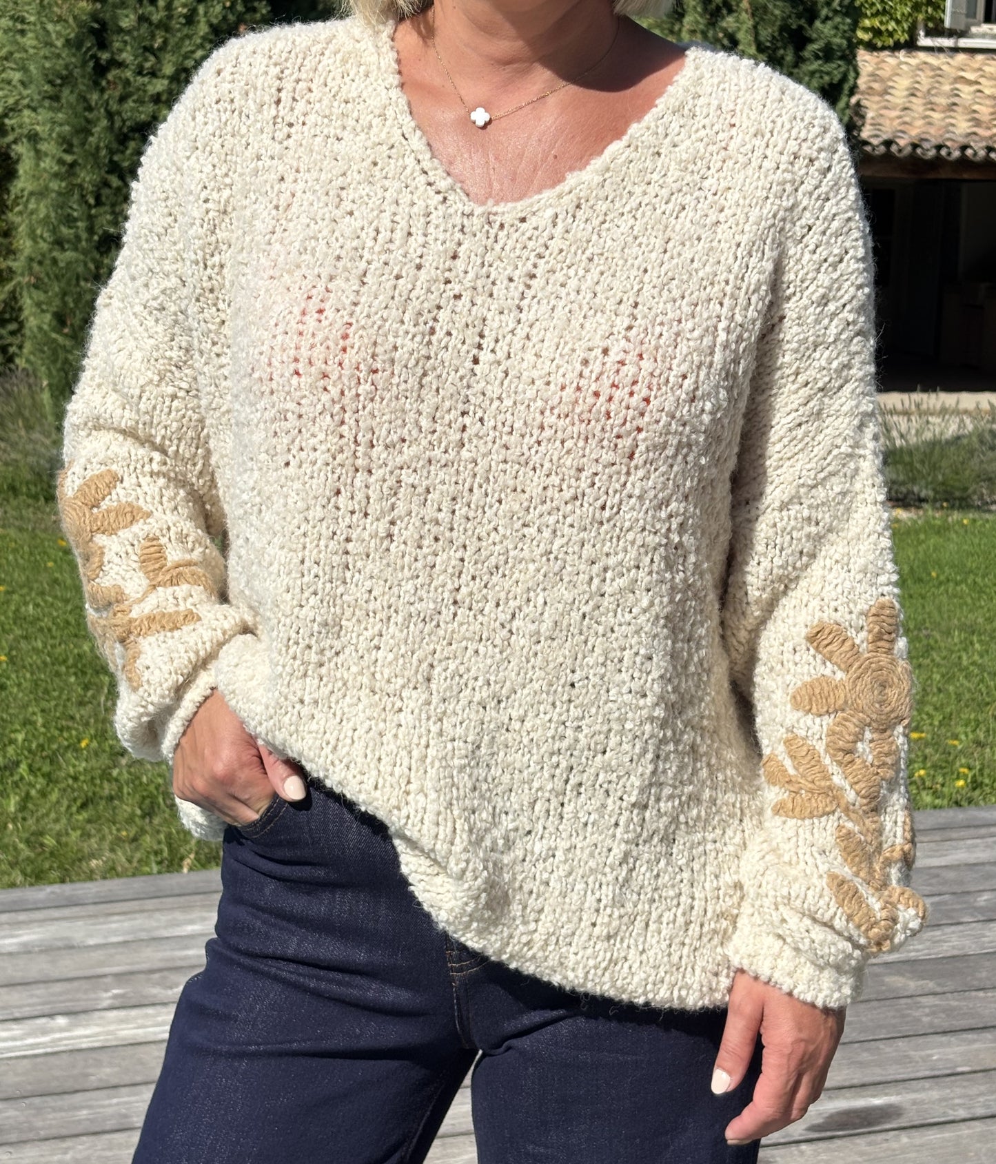 PULL AVEC BRODERIE BEIGE