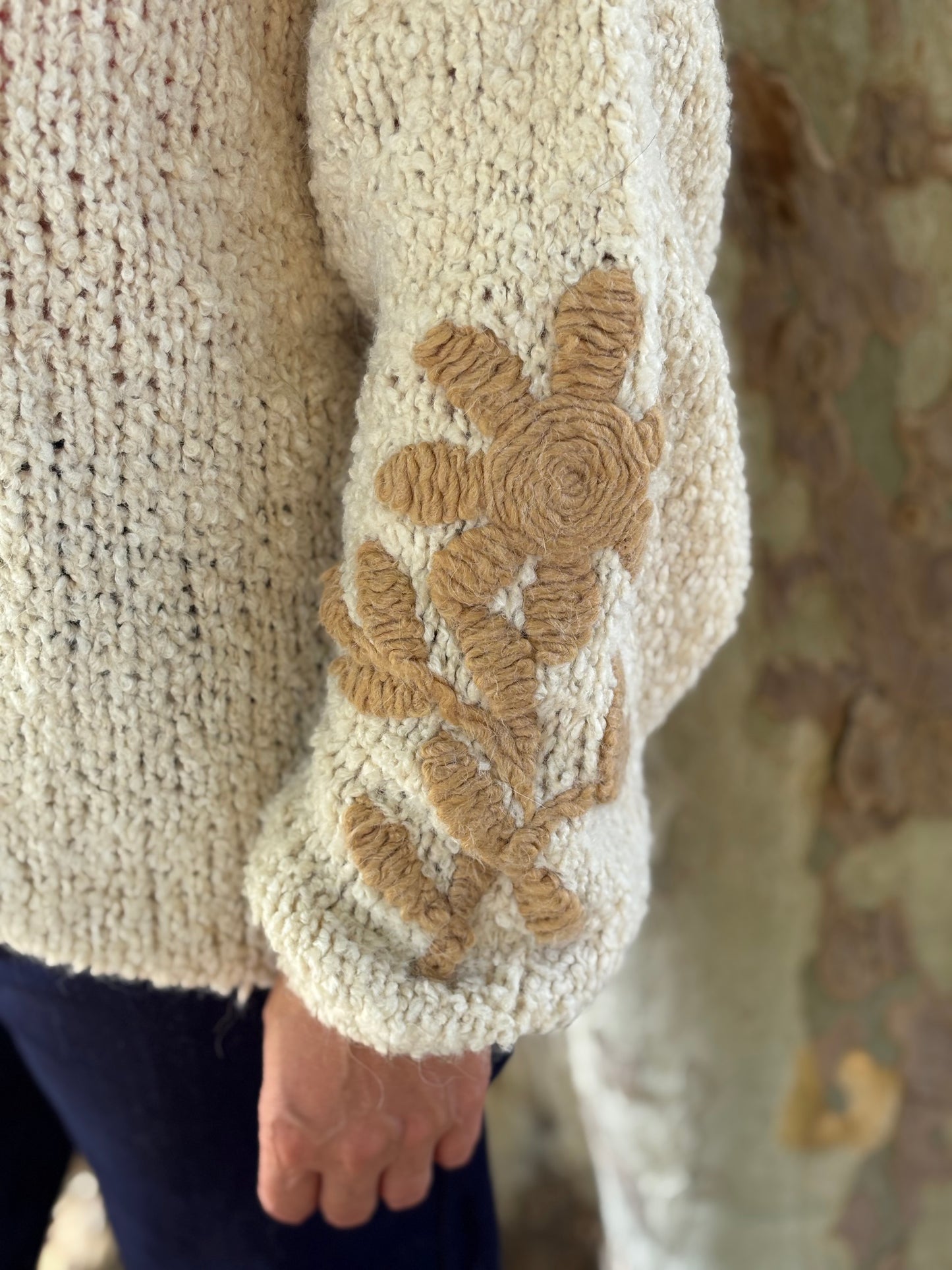 PULL AVEC BRODERIE BEIGE