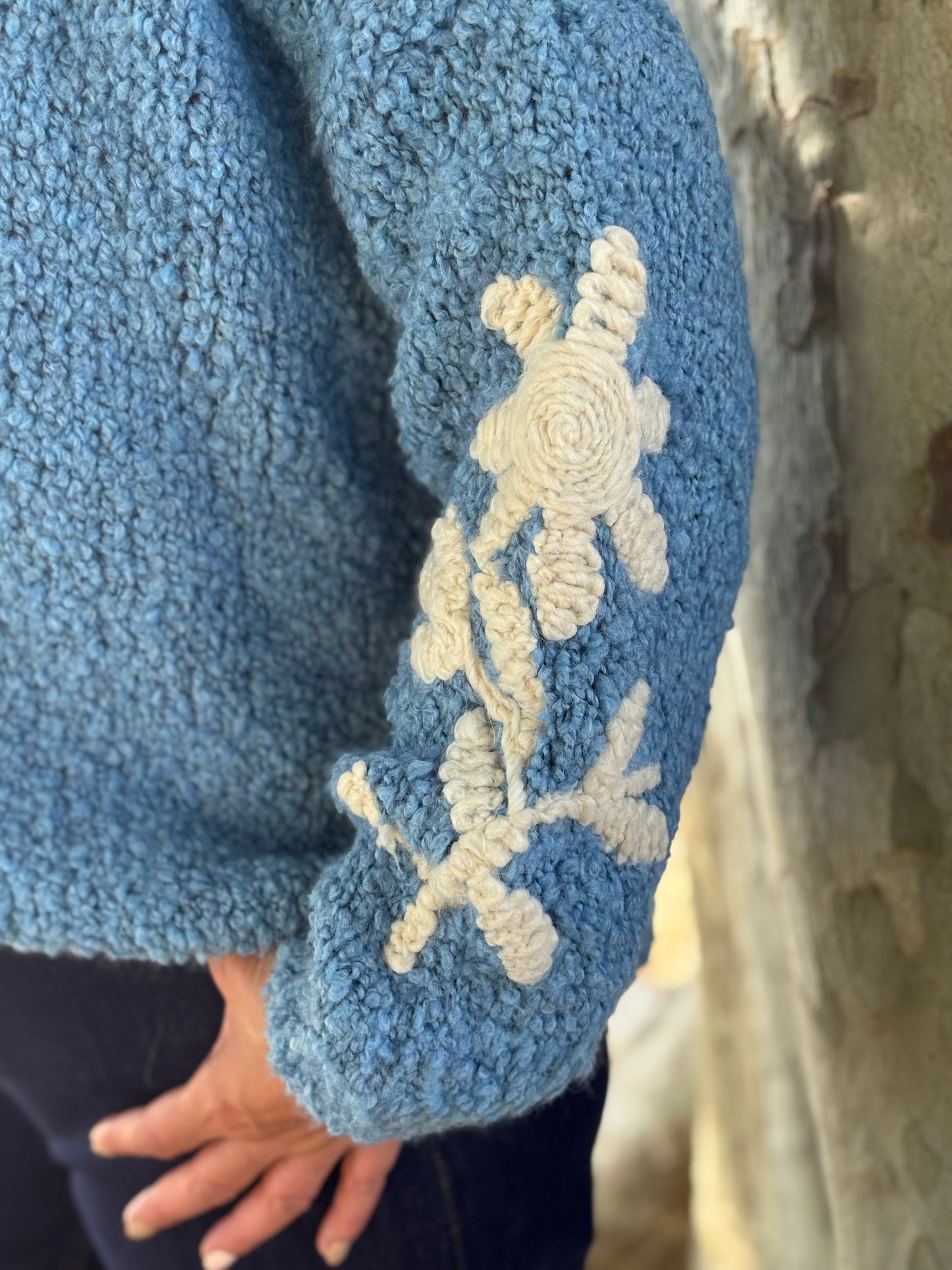 PULL AVEC BRODERIE BLEU