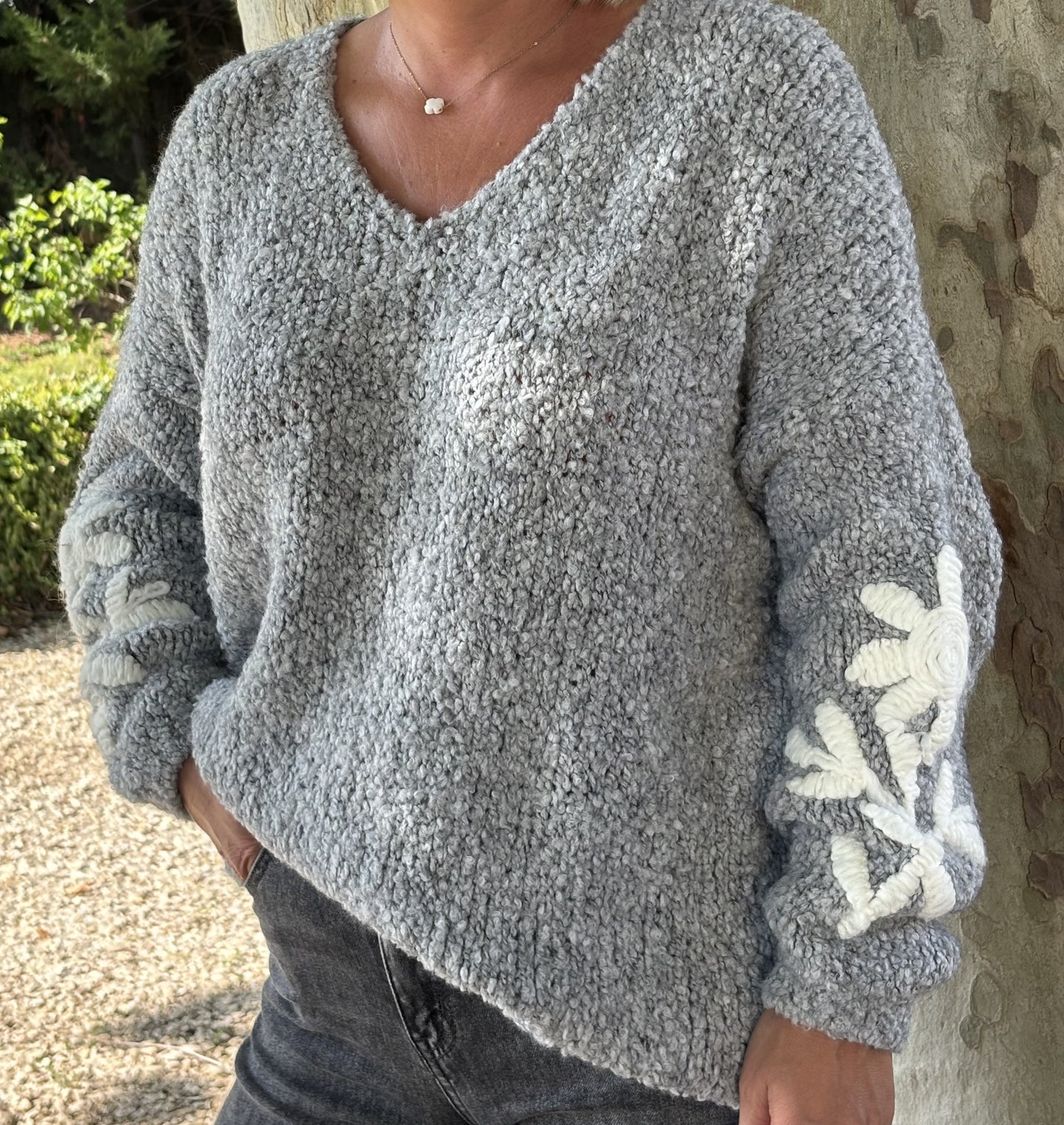 PULL AVEC BRODERIE GRIS CLAIR
