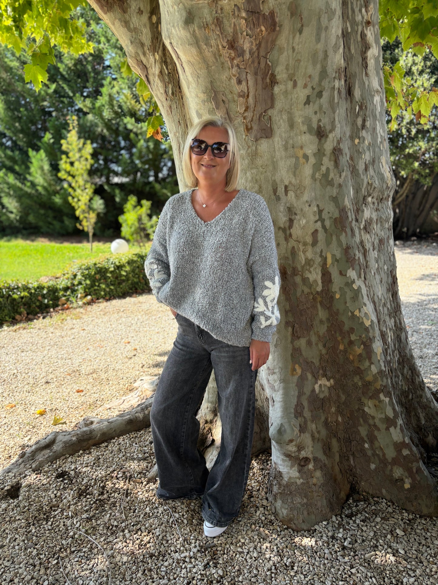 PULL AVEC BRODERIE GRIS CLAIR