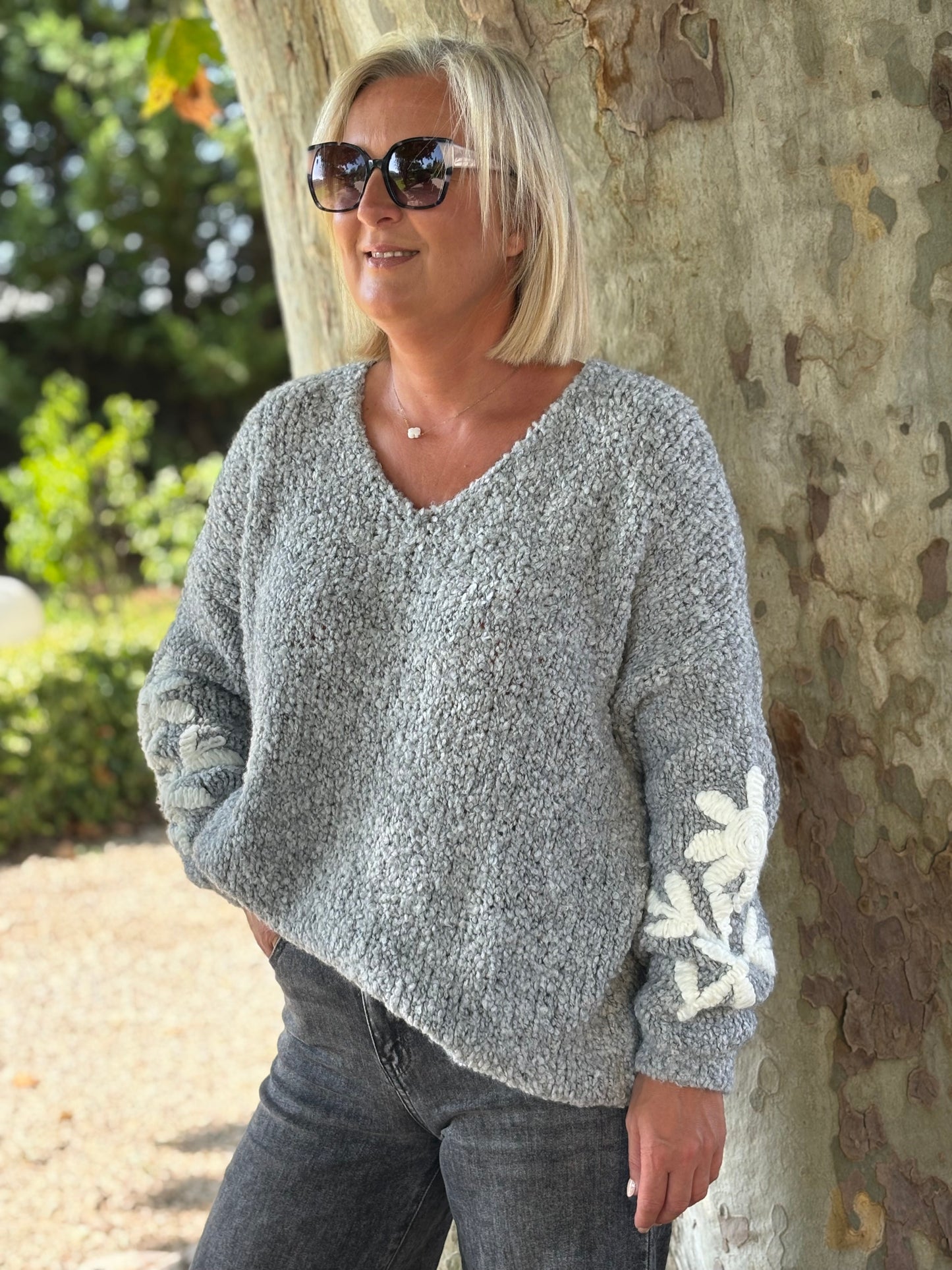 PULL AVEC BRODERIE GRIS CLAIR