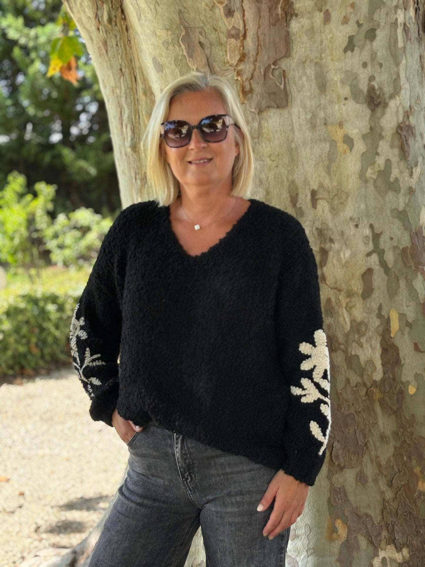 PULL AVEC BRODERIE NOIR