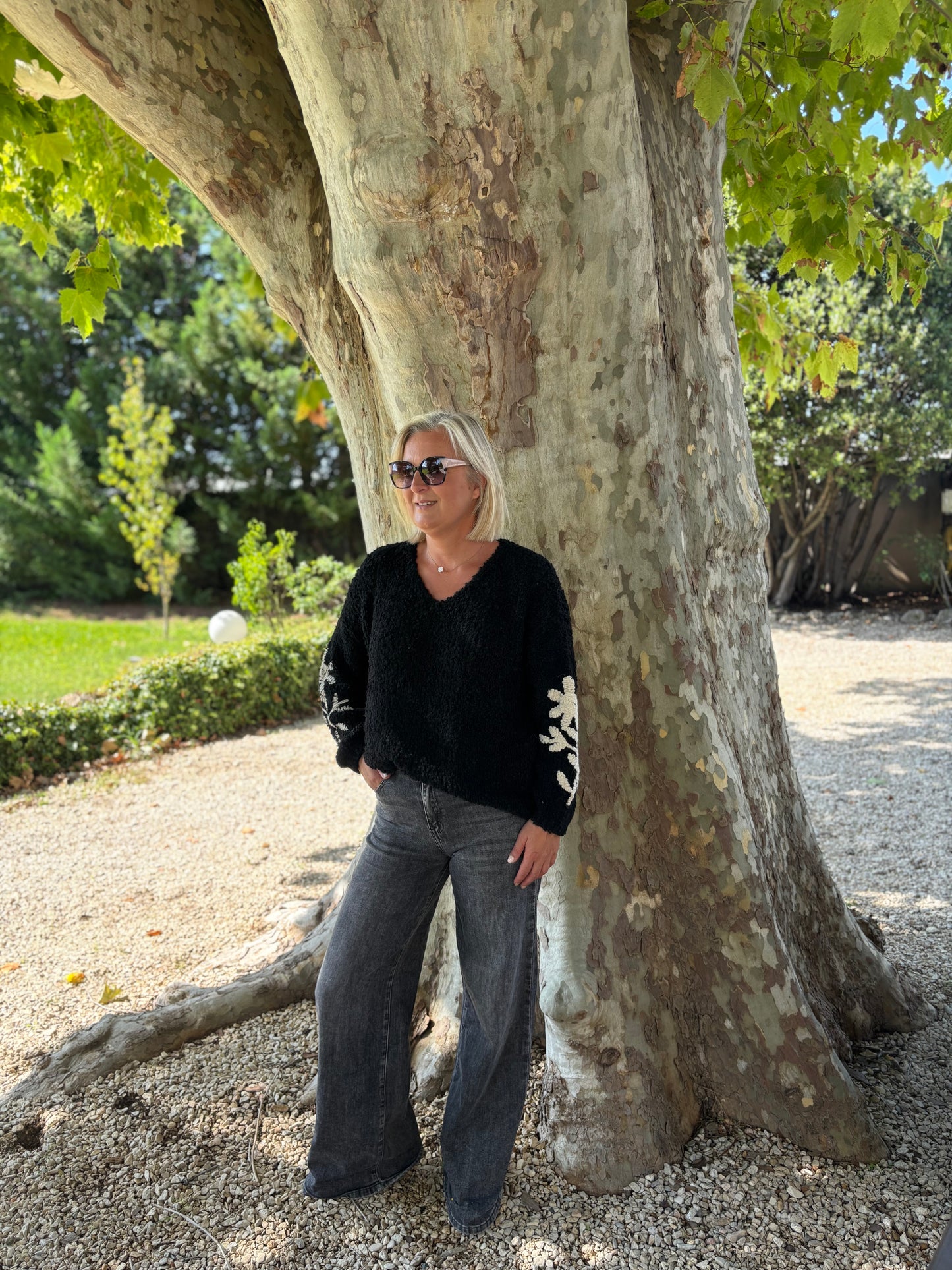 PULL AVEC BRODERIE NOIR