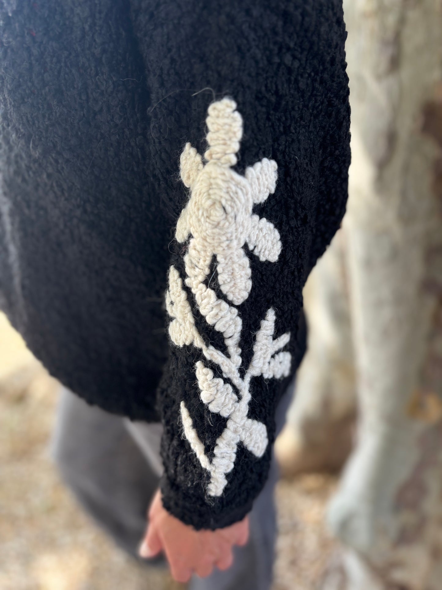 PULL AVEC BRODERIE NOIR