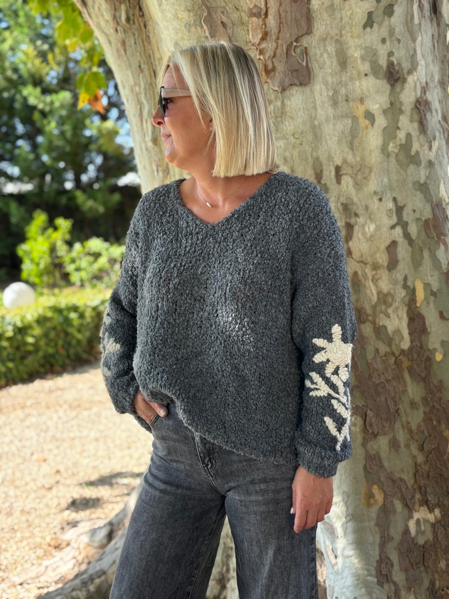 PULL AVEC BRODERIE GRIS FONCE