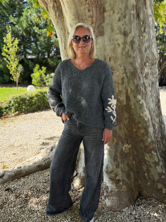 PULL AVEC BRODERIE GRIS FONCE