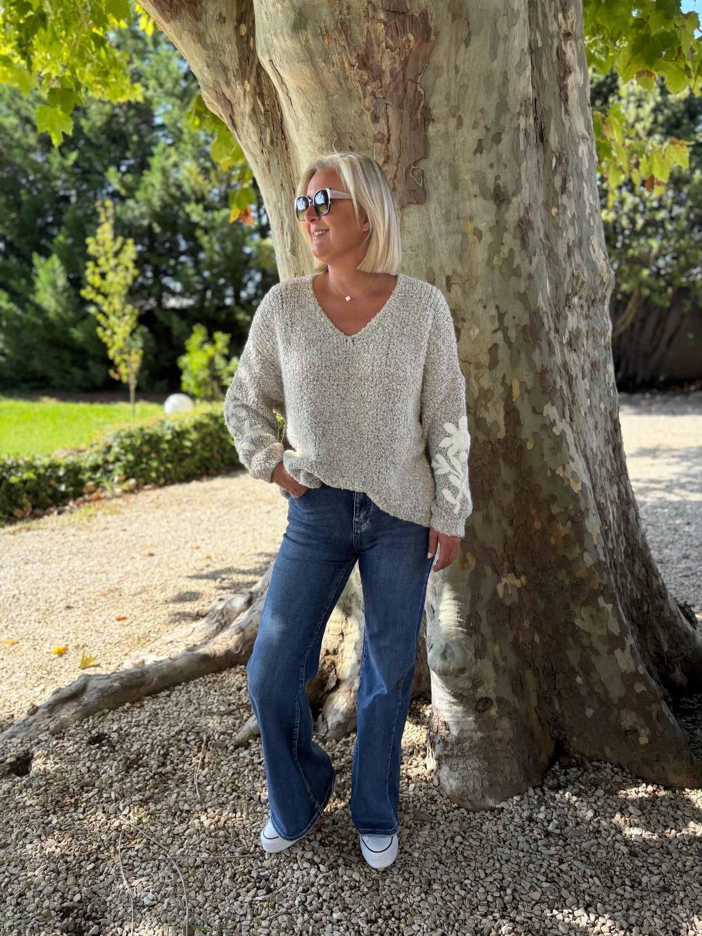 PULL AVEC BRODERIE GREGE