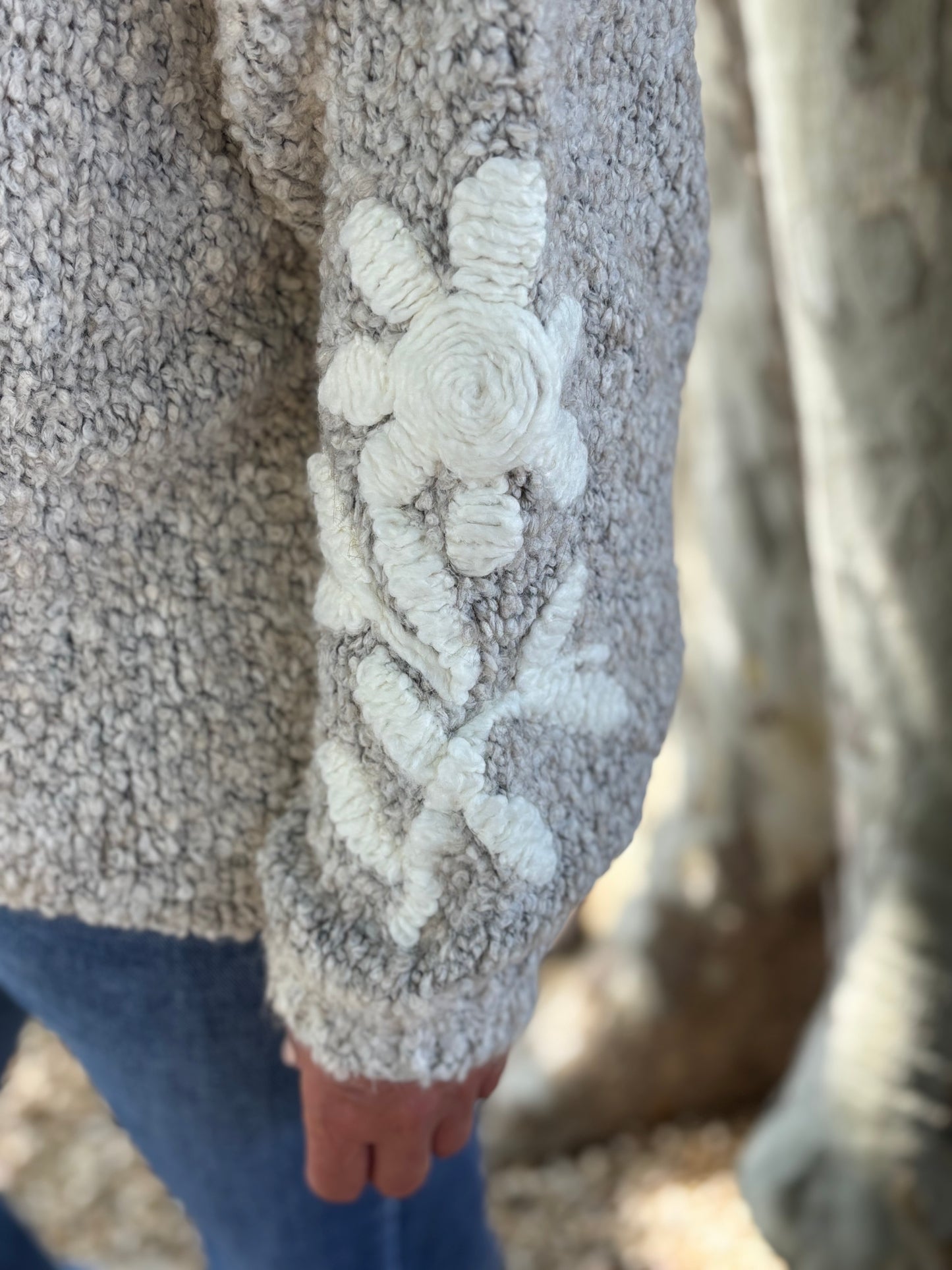 PULL AVEC BRODERIE GREGE